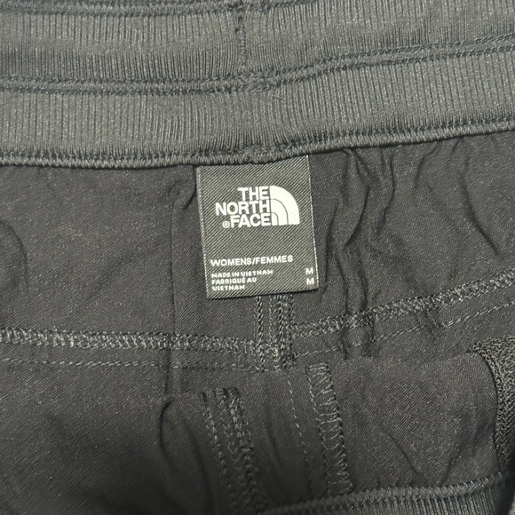 🔥The North Face Women’s shorts Size M - Picture 2 of 3